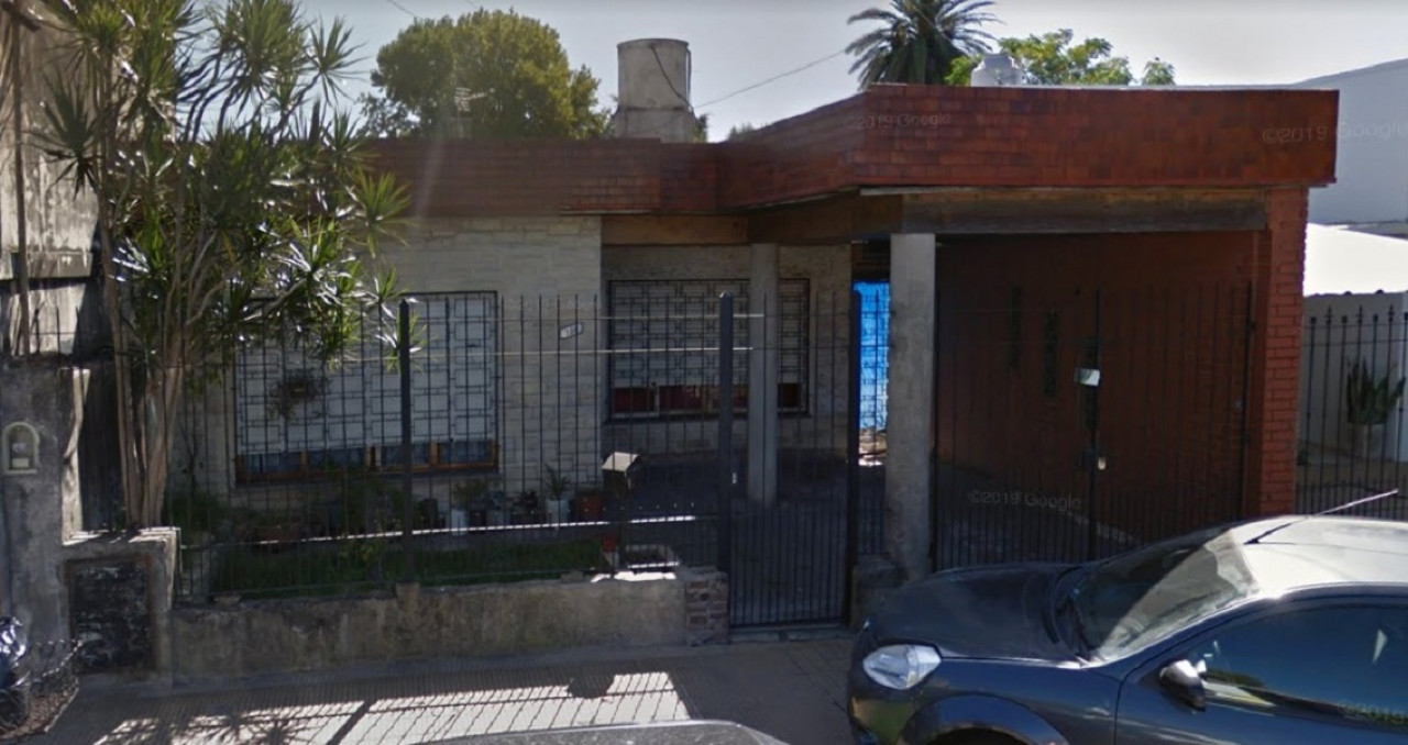 Casa de dos dormitorios en planta baja con cochera techada en San Miguel Centro