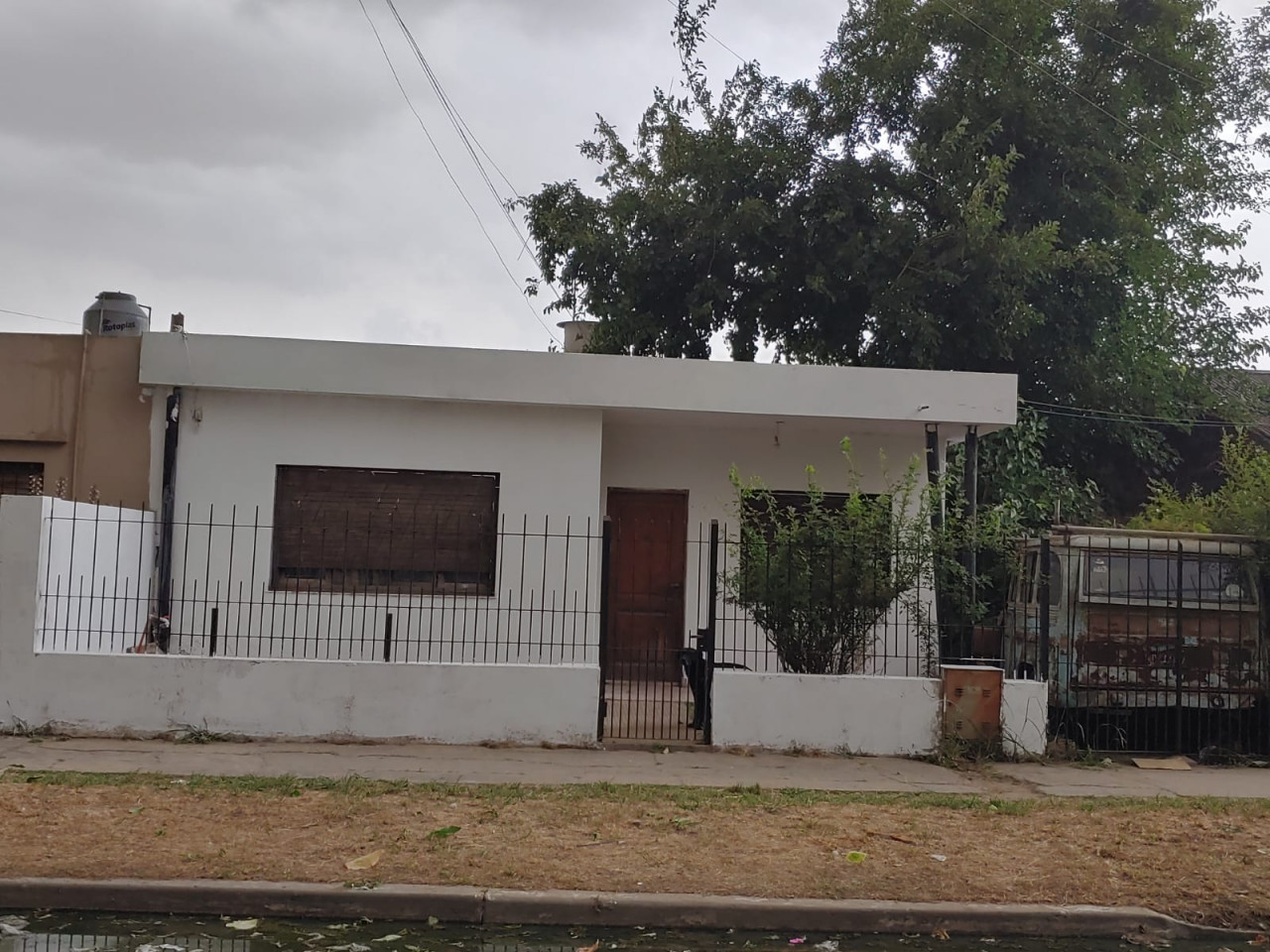 VENTA Casa 3 ambientes con amplio patio,  Casa a Restaurar