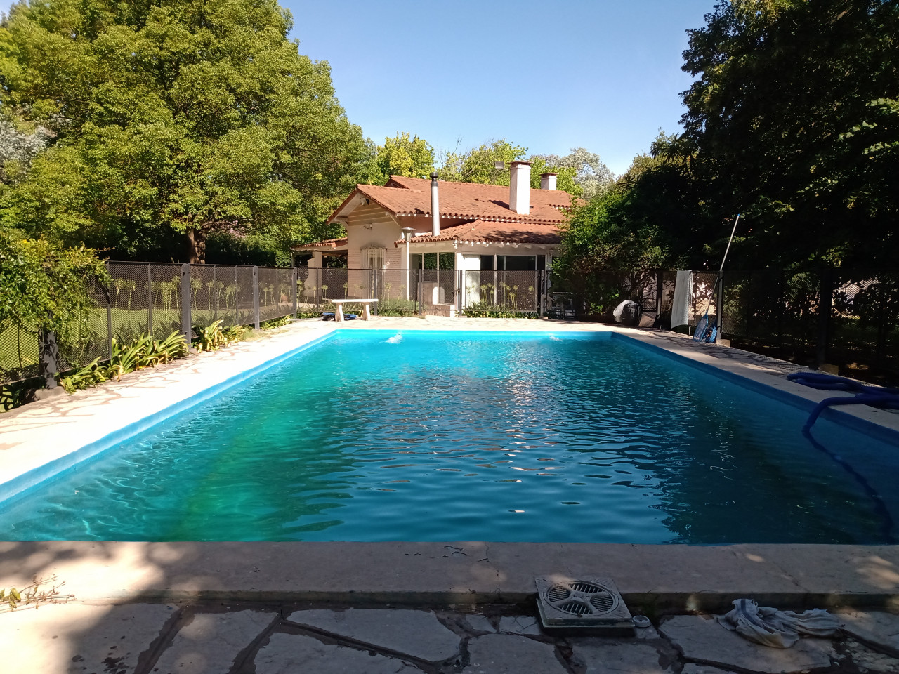 FACHADA DE CASA CON PISCINA