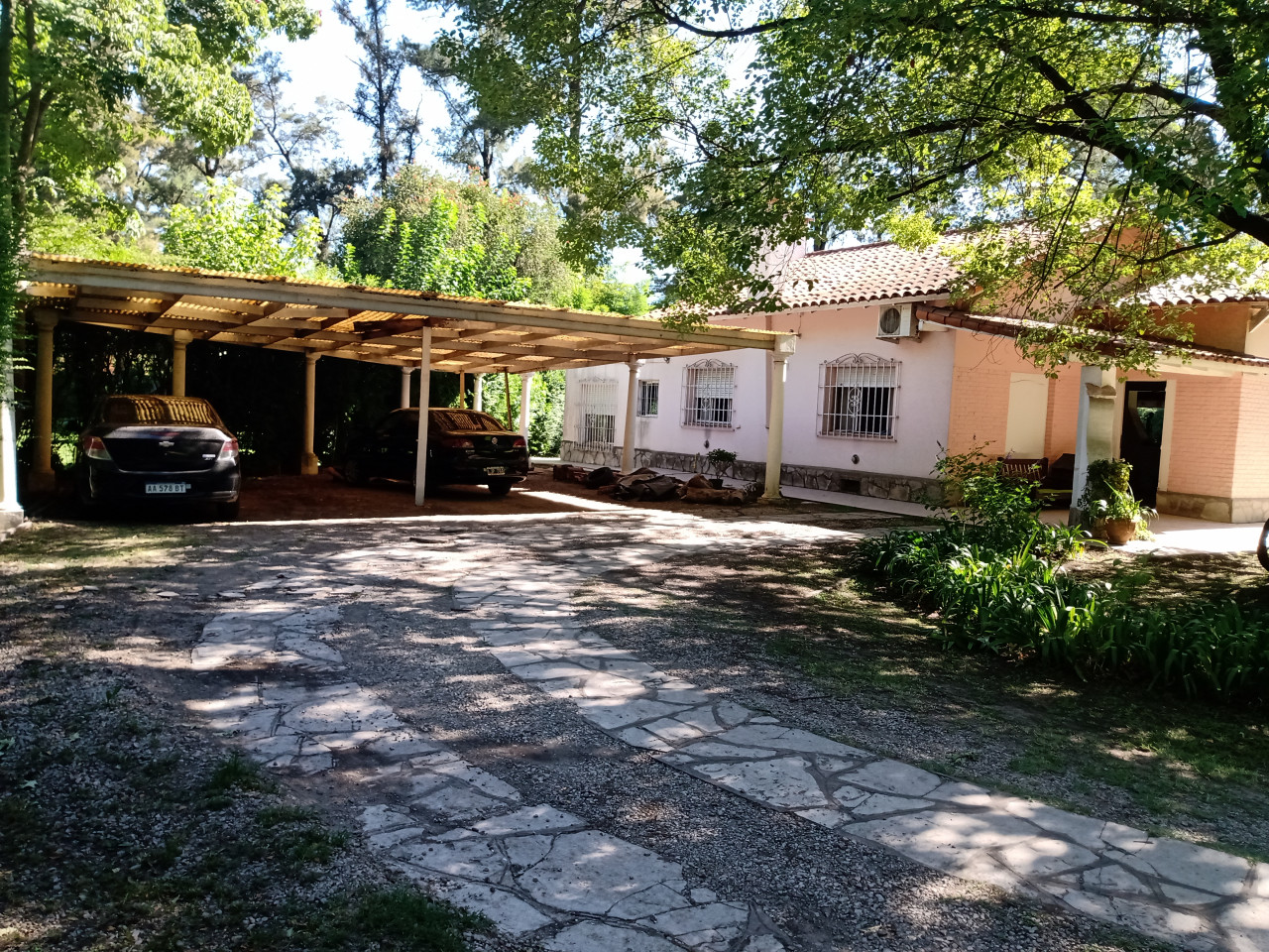 FACHADA DE CASA Y COCHERAS